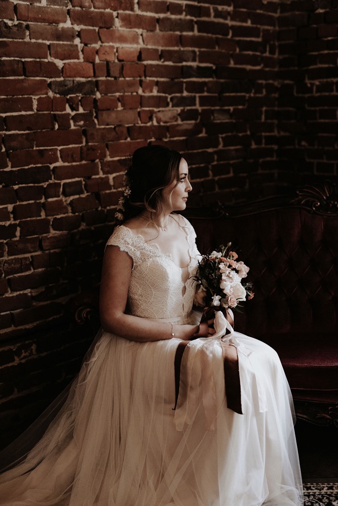 Eine moderne Scheunenhochzeit in Taupe, Apricot, Altrose und Terracotta voller Leichtigkeit in der Seescheune Vintage Brautkleid