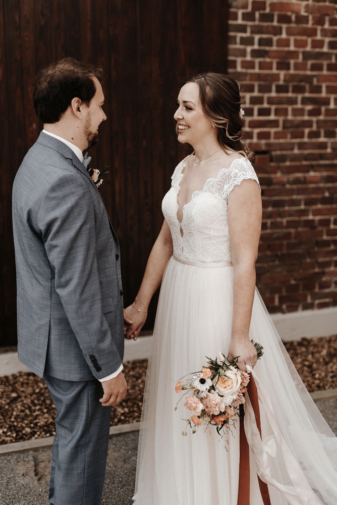 Eine moderne Scheunenhochzeit in Taupe, Apricot, Altrose und Terracotta voller Leichtigkeit in der Seescheune