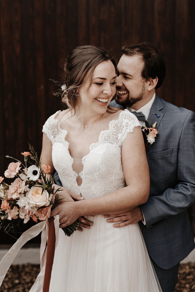 Eine moderne Scheunenhochzeit in Taupe, Apricot, Altrose und Terracotta voller Leichtigkeit in der Seescheune