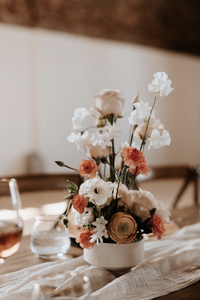 Eine moderne Scheunenhochzeit in Taupe, Apricot, Altrose und Terracotta voller Leichtigkeit in der Seescheune