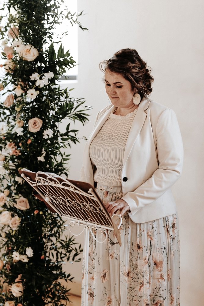 Eine moderne Scheunenhochzeit in Taupe, Apricot, Altrose und Terracotta voller Leichtigkeit in der Seescheune