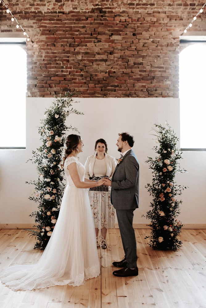 Eine moderne Scheunenhochzeit in Taupe, Apricot, Altrose und Terracotta voller Leichtigkeit in der Seescheune