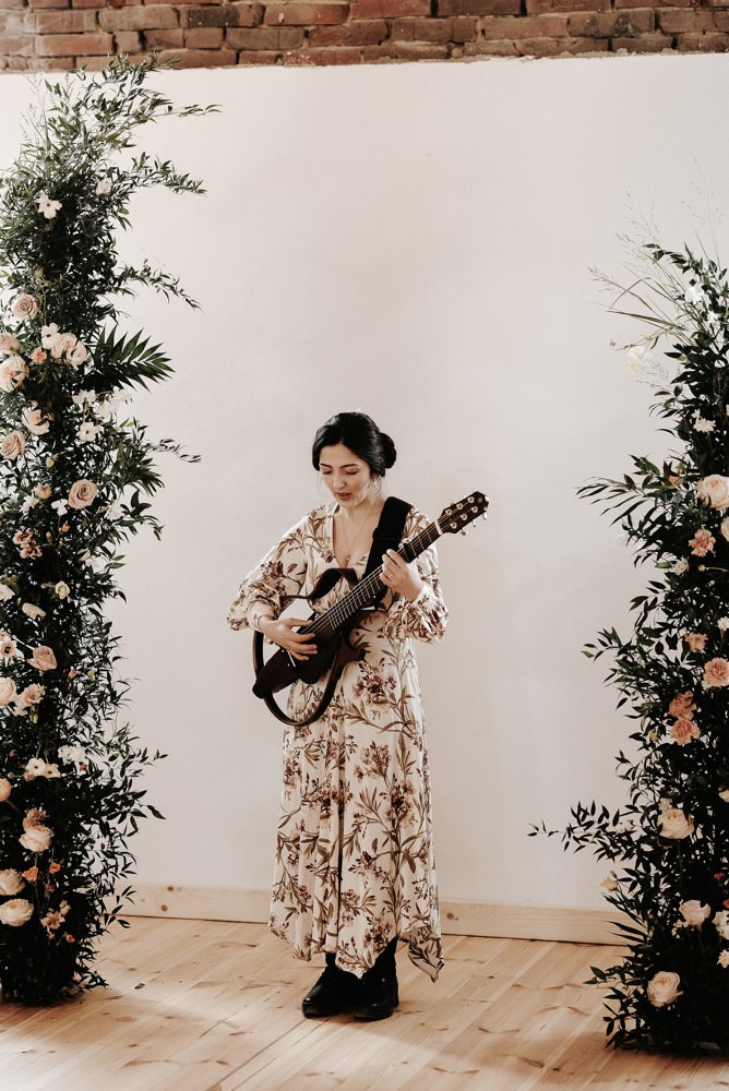 Eine moderne Scheunenhochzeit in Taupe, Apricot, Altrose und Terracotta voller Leichtigkeit in der Seescheune