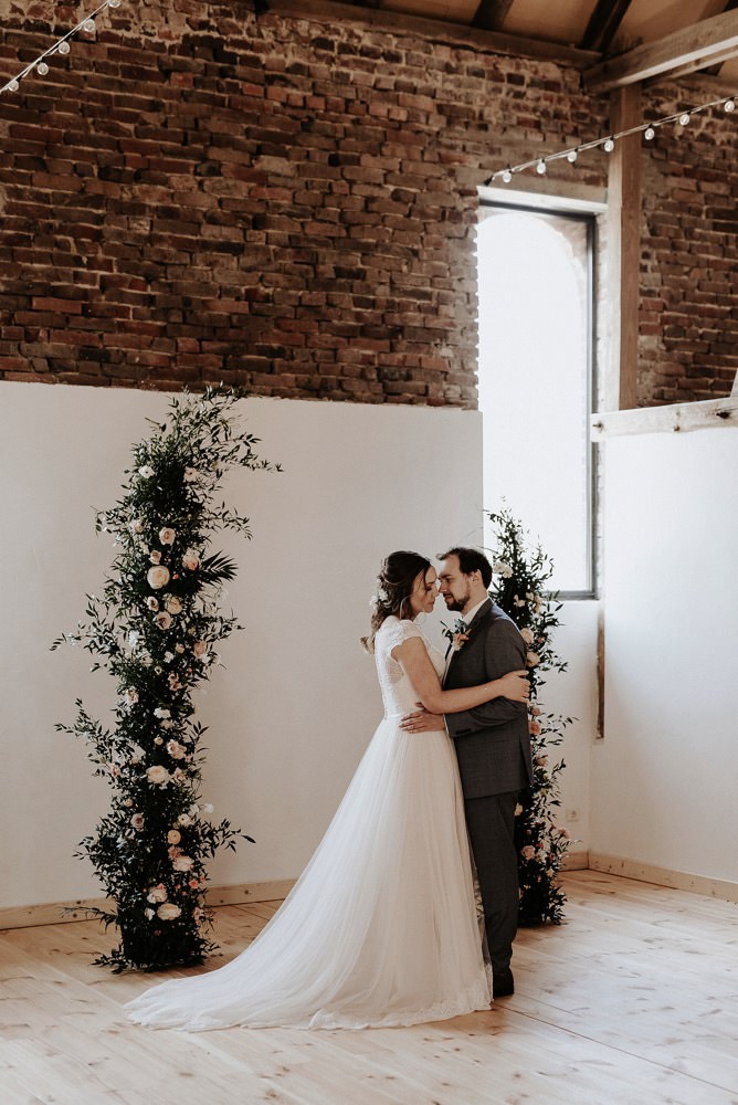 Eine moderne Scheunenhochzeit in Taupe, Apricot, Altrose und Terracotta voller Leichtigkeit in der Seescheune