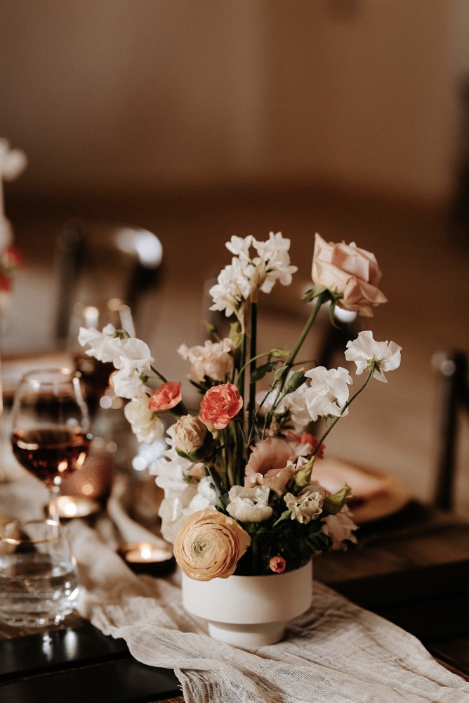 Eine moderne Scheunenhochzeit in Taupe, Apricot, Altrose und Terracotta voller Leichtigkeit in der Seescheune