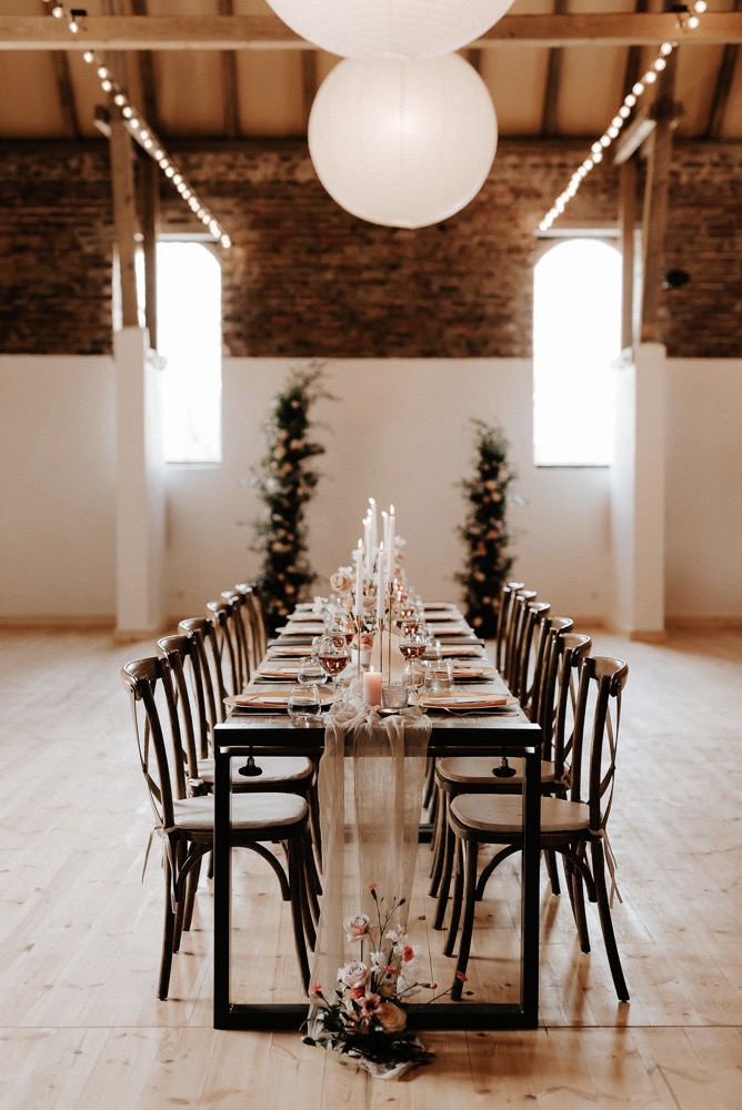 Eine moderne Scheunenhochzeit in Taupe, Apricot, Altrose und Terracotta voller Leichtigkeit in der Seescheune