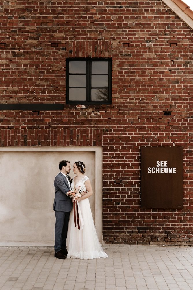 Eine moderne Scheunenhochzeit in Taupe, Apricot, Altrose und Terracotta voller Leichtigkeit in der Seescheune