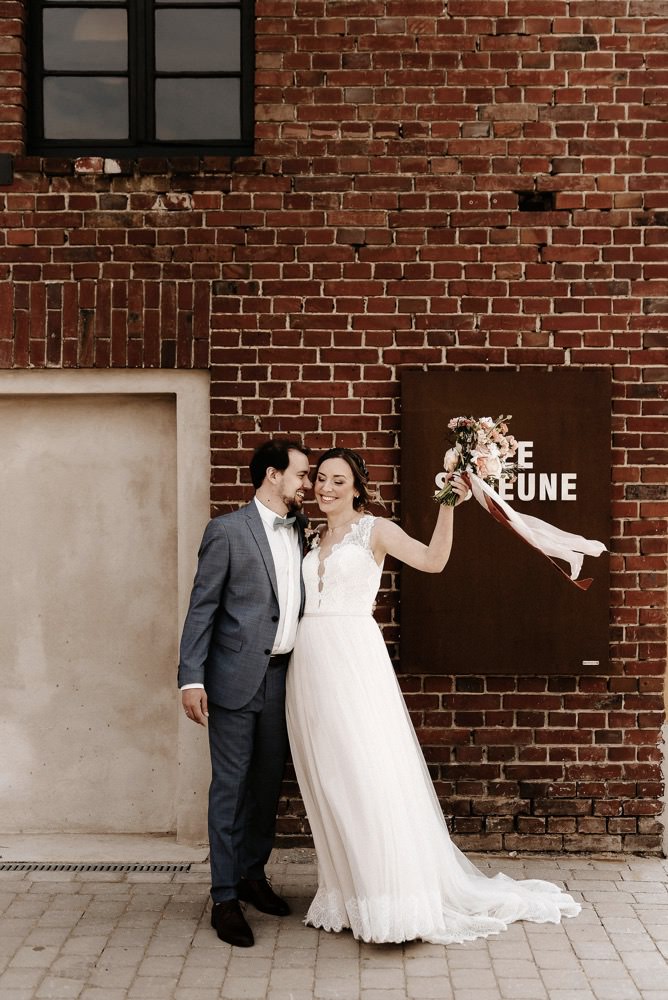 Eine moderne Scheunenhochzeit in Taupe, Apricot, Altrose und Terracotta voller Leichtigkeit in der Seescheune