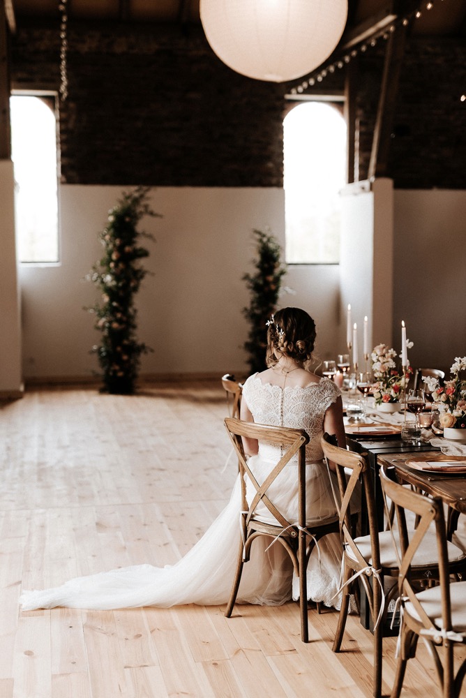 Eine moderne Scheunenhochzeit in Taupe, Apricot, Altrose und Terracotta voller Leichtigkeit in der Seescheune