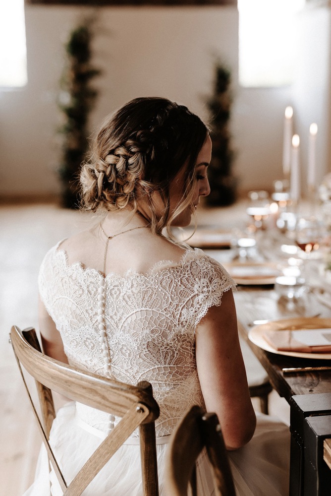 Eine moderne Scheunenhochzeit in Taupe, Apricot, Altrose und Terracotta voller Leichtigkeit in der Seescheune