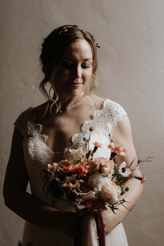 Eine moderne Scheunenhochzeit in Taupe, Apricot, Altrose und Terracotta voller Leichtigkeit in der Seescheune Brautstrauß