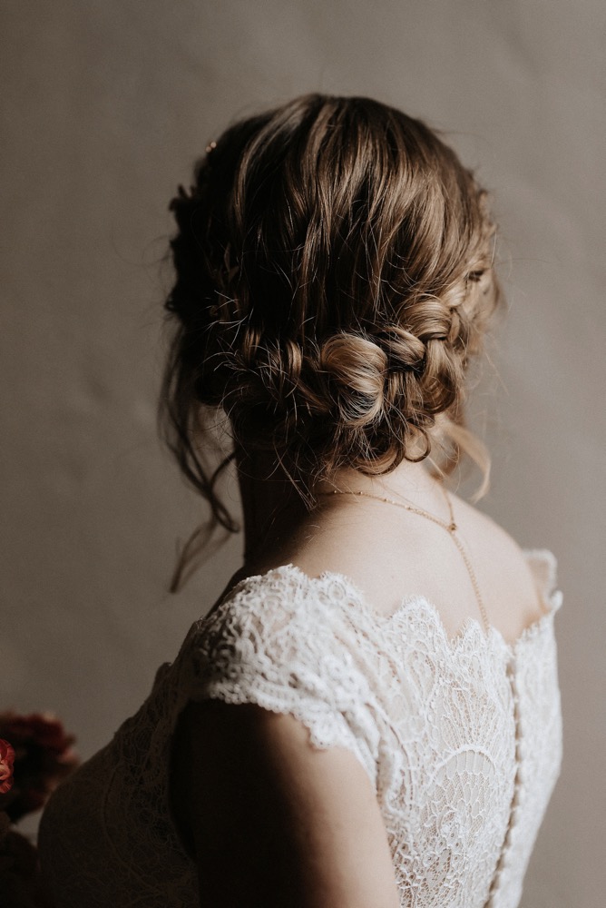 Eine moderne Scheunenhochzeit in Taupe, Apricot, Altrose und Terracotta voller Leichtigkeit in der Seescheune