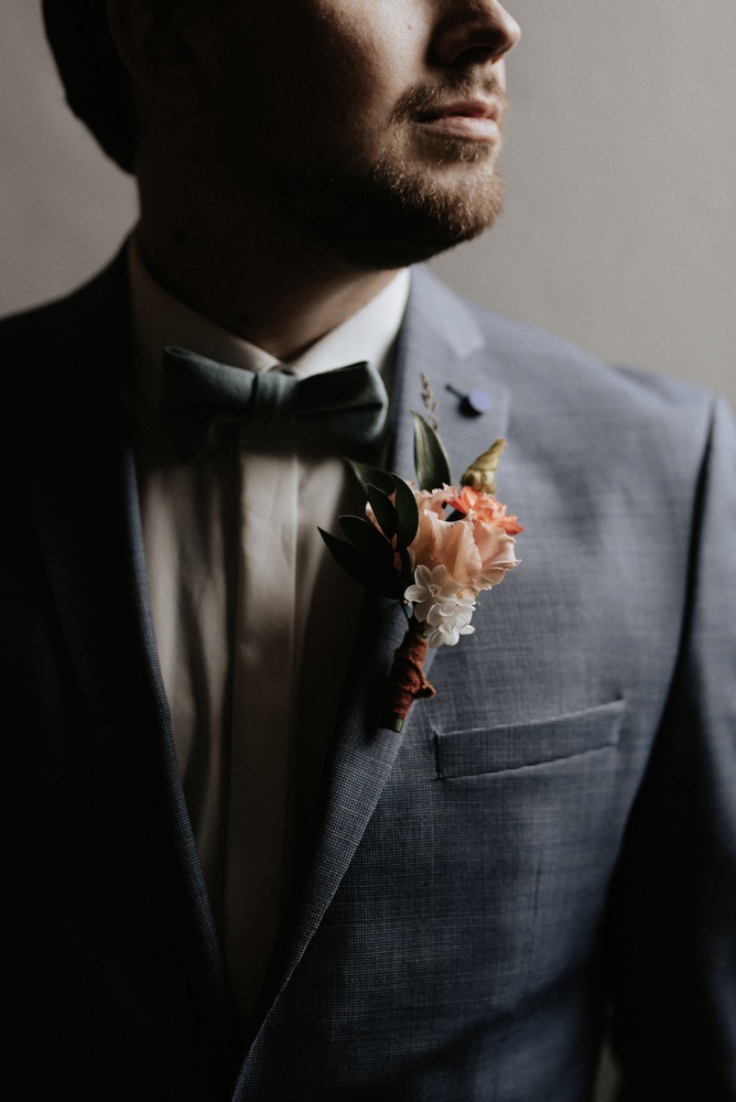 Eine moderne Scheunenhochzeit in Taupe, Apricot, Altrose und Terracotta voller Leichtigkeit in der Seescheune