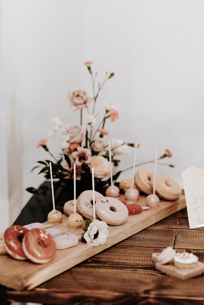Eine moderne Scheunenhochzeit in Taupe, Apricot, Altrose und Terracotta voller Leichtigkeit in der Seescheune Sweet Table Hochzeit