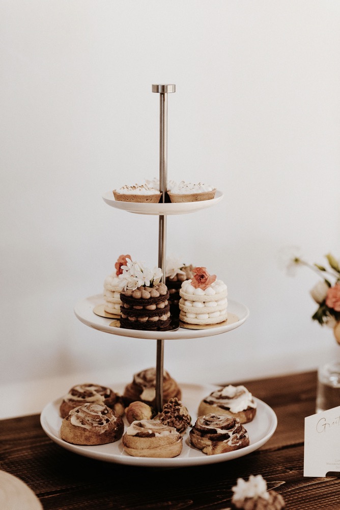 Eine moderne Scheunenhochzeit in Taupe, Apricot, Altrose und Terracotta voller Leichtigkeit in der Seescheune