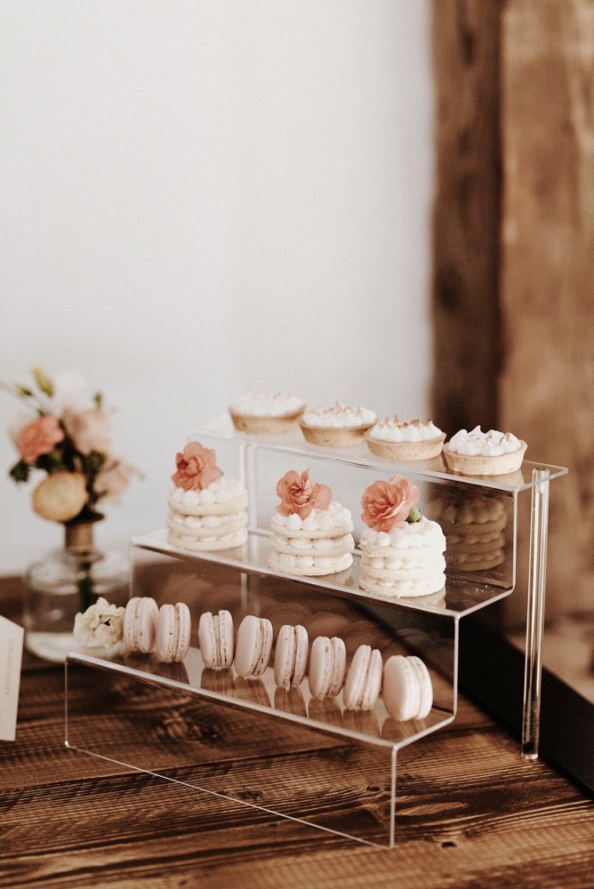 Eine moderne Scheunenhochzeit in Taupe, Apricot, Altrose und Terracotta voller Leichtigkeit in der Seescheune