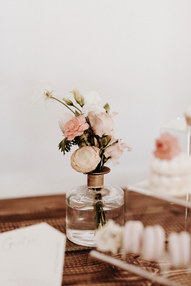 Eine moderne Scheunenhochzeit in Taupe, Apricot, Altrose und Terracotta voller Leichtigkeit in der Seescheune
