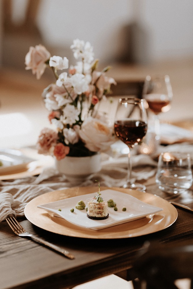 Eine moderne Scheunenhochzeit in Taupe, Apricot, Altrose und Terracotta voller Leichtigkeit in der Seescheune