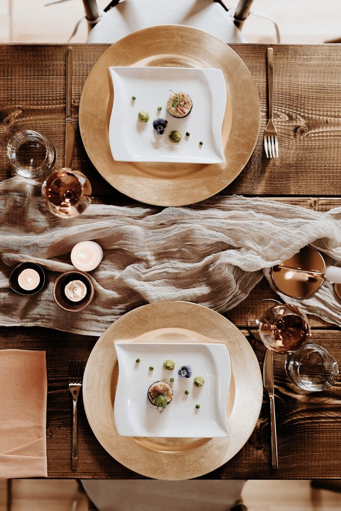 Eine moderne Scheunenhochzeit in Taupe, Apricot, Altrose und Terracotta voller Leichtigkeit in der Seescheune