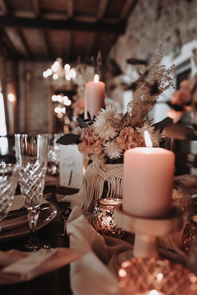 Eine Scheunenhochzeit zum Wohlfühlen mit rustikalem Vintage-Boho Flair in zarten Rosatönen