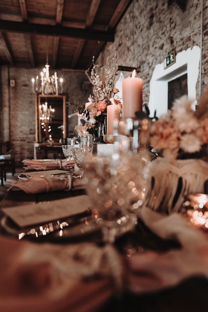 Eine Scheunenhochzeit zum Wohlfühlen mit rustikalem Vintage-Boho Flair in zarten Rosatönen