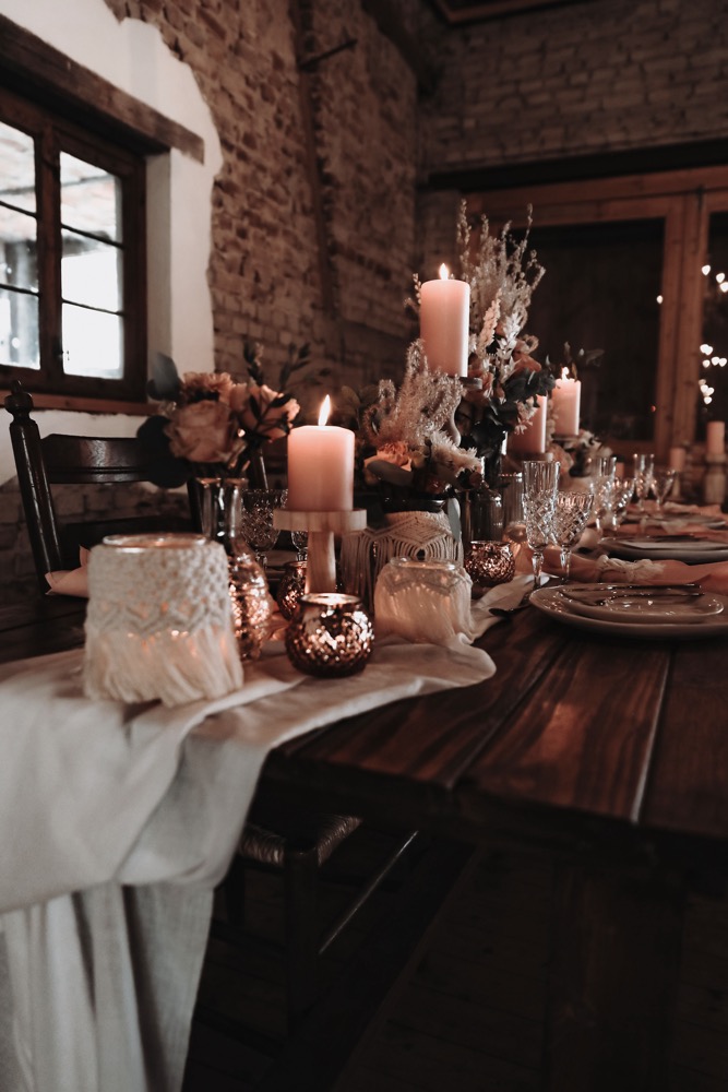 Eine Scheunenhochzeit zum Wohlfühlen mit rustikalem Vintage-Boho Flair in zarten Rosatönen