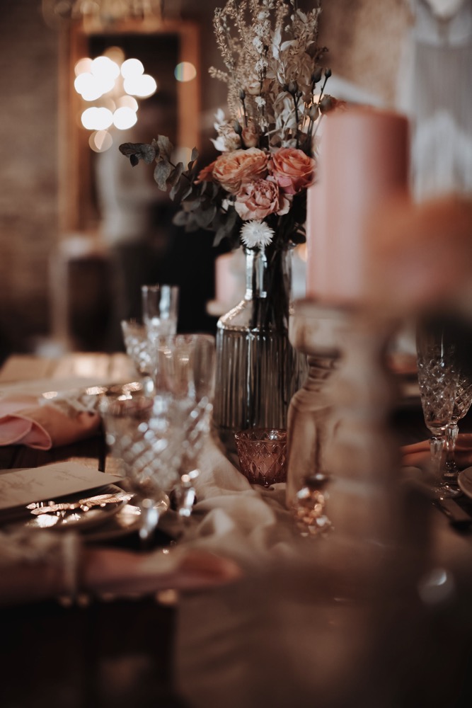 Eine Scheunenhochzeit zum Wohlfühlen mit rustikalem Vintage-Boho Flair in zarten Rosatönen