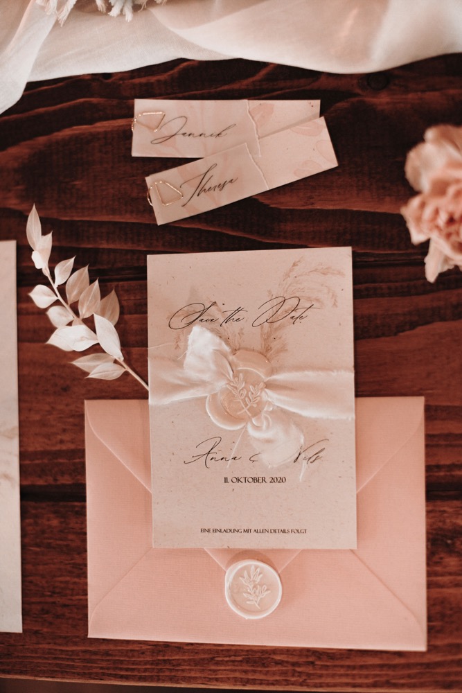 Eine Scheunenhochzeit zum Wohlfühlen mit rustikalem Vintage-Boho Flair in zarten Rosatönen