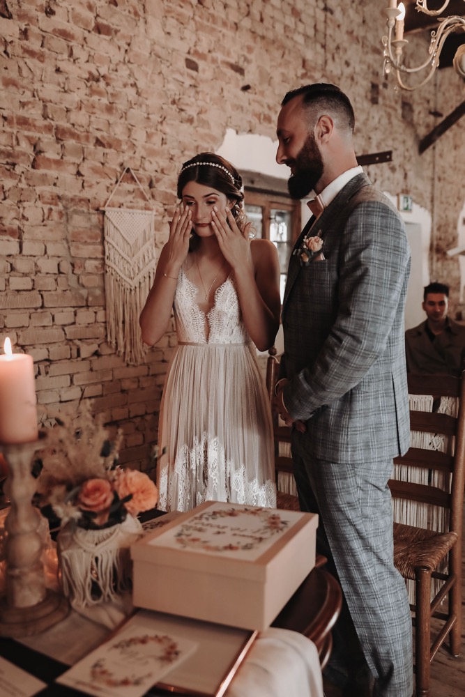 Eine Scheunenhochzeit zum Wohlfühlen mit rustikalem Vintage-Boho Flair in zarten Rosatönen