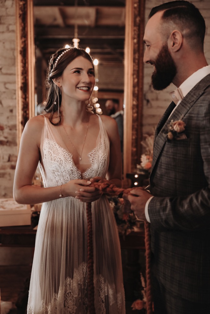 Eine Scheunenhochzeit zum Wohlfühlen mit rustikalem Vintage-Boho Flair in zarten Rosatönen