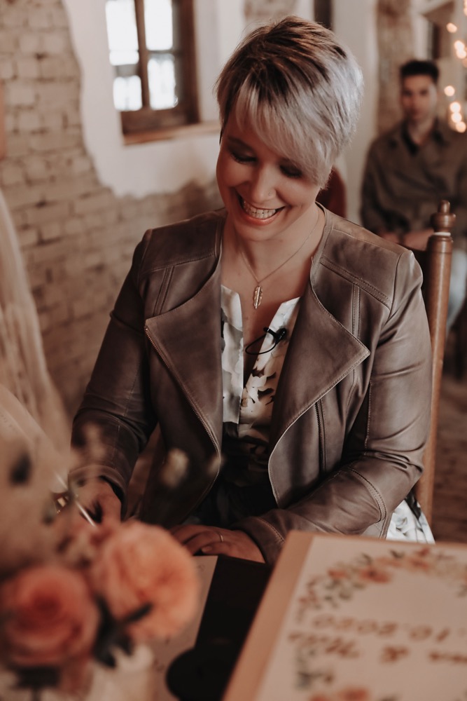 Eine Scheunenhochzeit zum Wohlfühlen mit rustikalem Vintage-Boho Flair in zarten Rosatönen