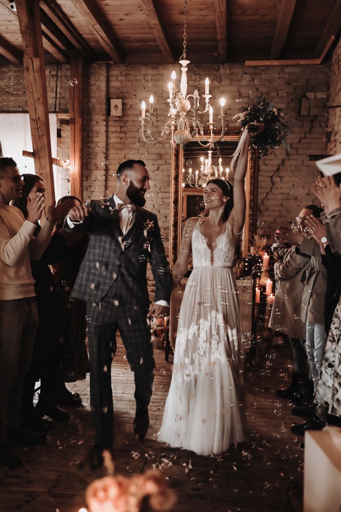 Eine Scheunenhochzeit zum Wohlfühlen mit rustikalem Vintage-Boho Flair in zarten Rosatönen