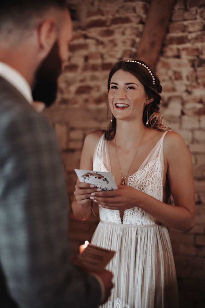 Eine Scheunenhochzeit zum Wohlfühlen mit rustikalem Vintage-Boho Flair in zarten Rosatönen