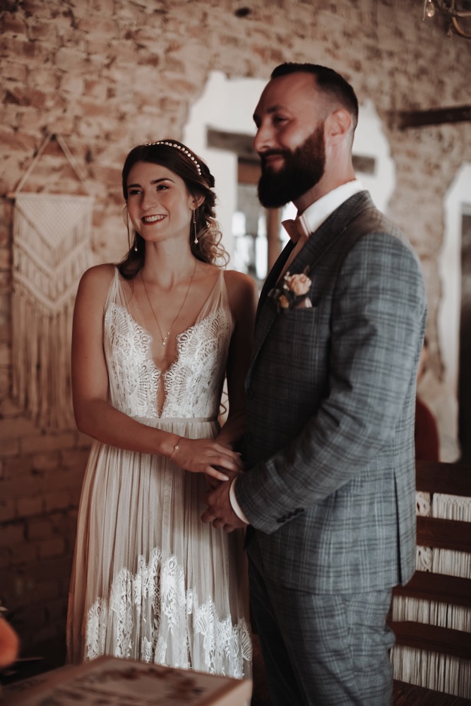 Eine Scheunenhochzeit zum Wohlfühlen mit rustikalem Vintage-Boho Flair in zarten Rosatönen
