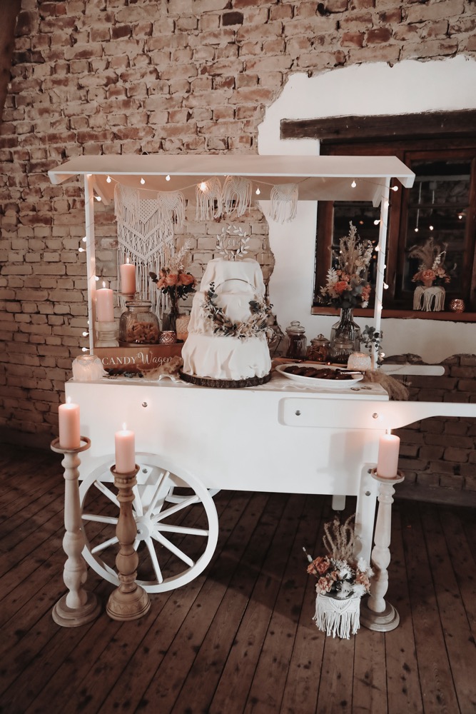 Eine Scheunenhochzeit zum Wohlfühlen mit rustikalem Vintage-Boho Flair in zarten Rosatönen