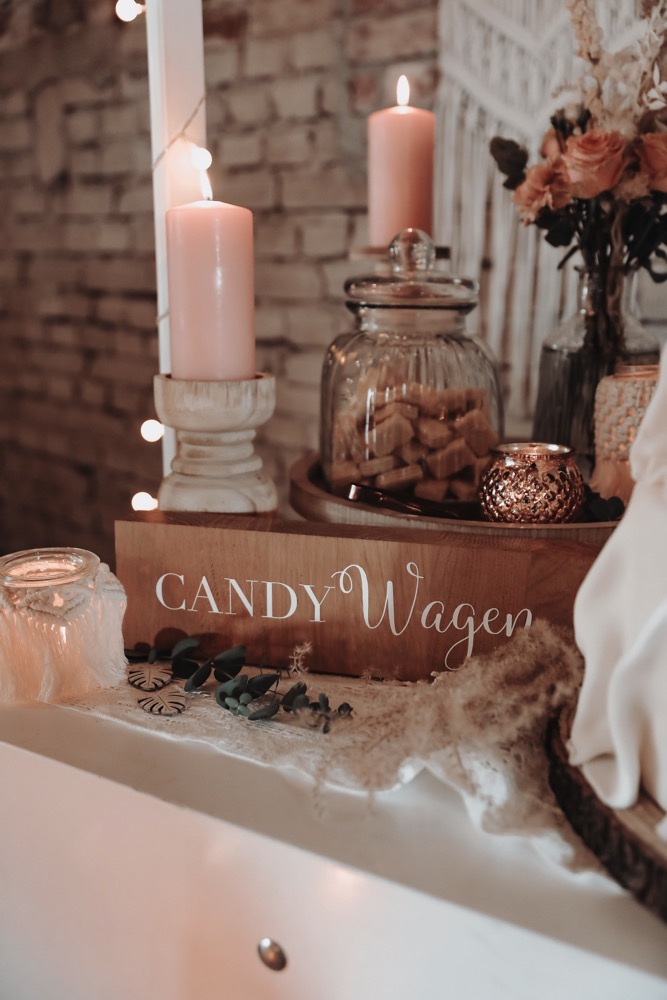Eine Scheunenhochzeit zum Wohlfühlen mit rustikalem Vintage-Boho Flair in zarten Rosatönen Hochzeitsschild, candy Bar Schild, Hochzeitsdekoration, Holzschild Hochzeit