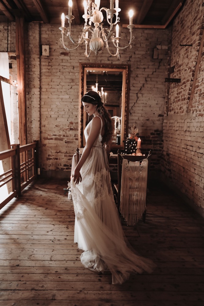 Eine Scheunenhochzeit zum Wohlfühlen mit rustikalem Vintage-Boho Flair in zarten Rosatönen