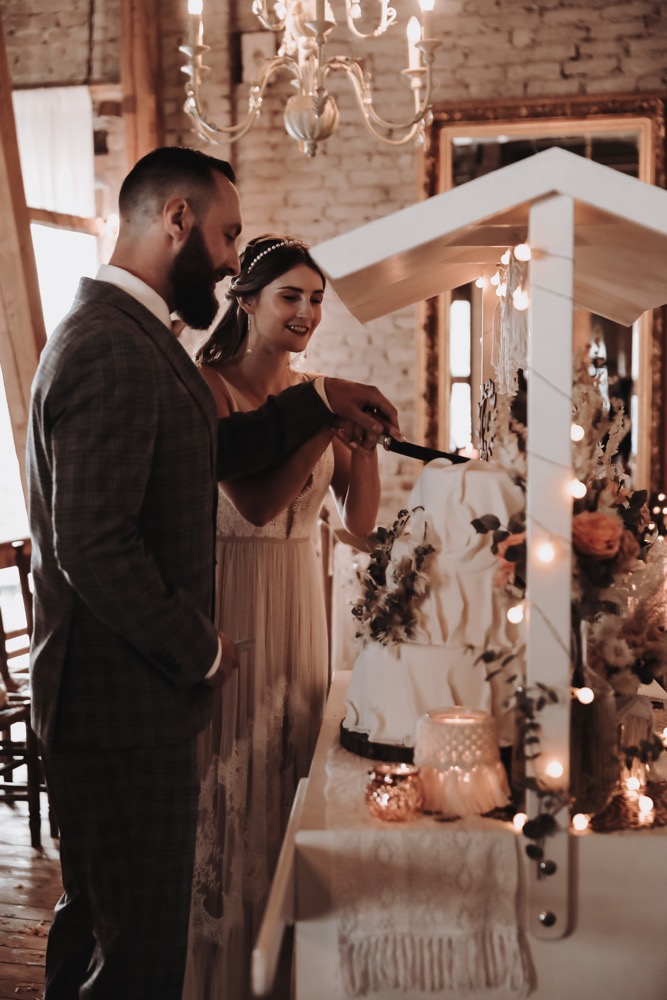 Eine Scheunenhochzeit zum Wohlfühlen mit rustikalem Vintage-Boho Flair in zarten Rosatönen