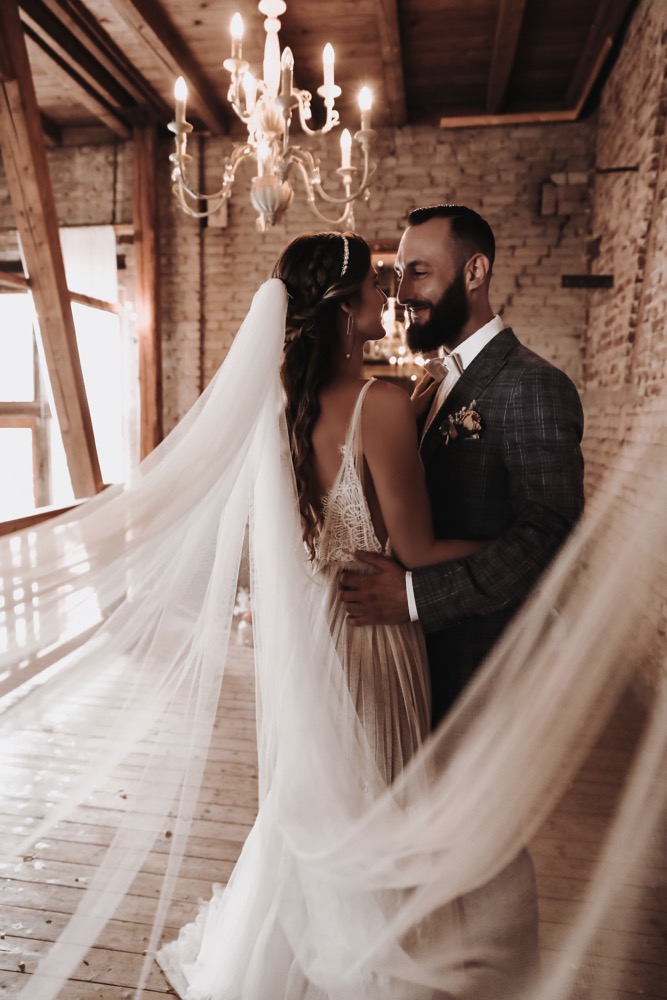 Eine Scheunenhochzeit zum Wohlfühlen mit rustikalem Vintage-Boho Flair in zarten Rosatönen