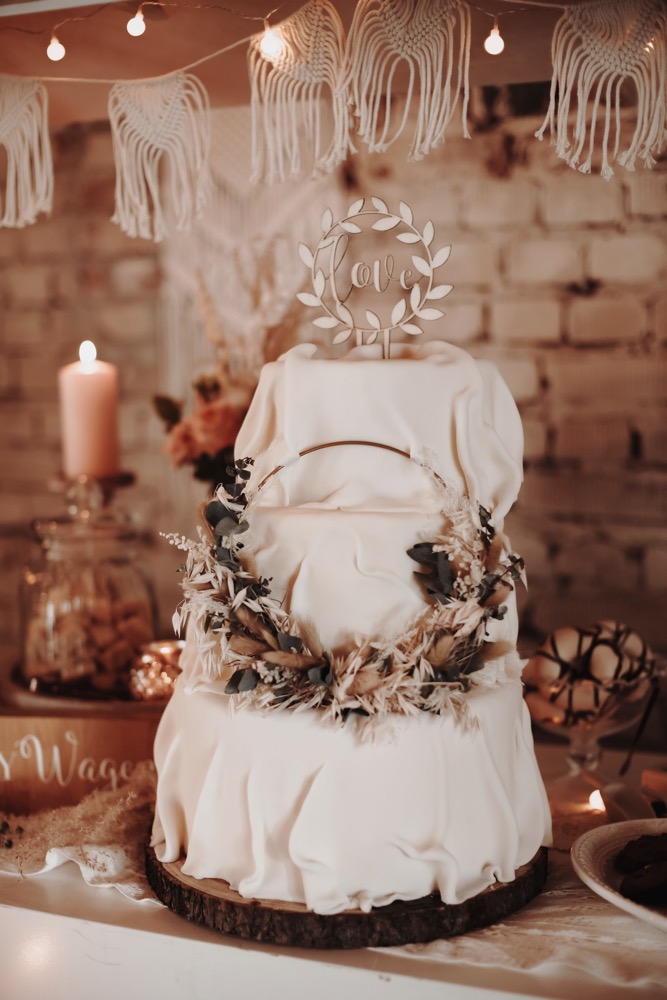 Eine Scheunenhochzeit zum Wohlfühlen mit rustikalem Vintage-Boho Flair in zarten Rosatönen Hochzeitstorten Deko