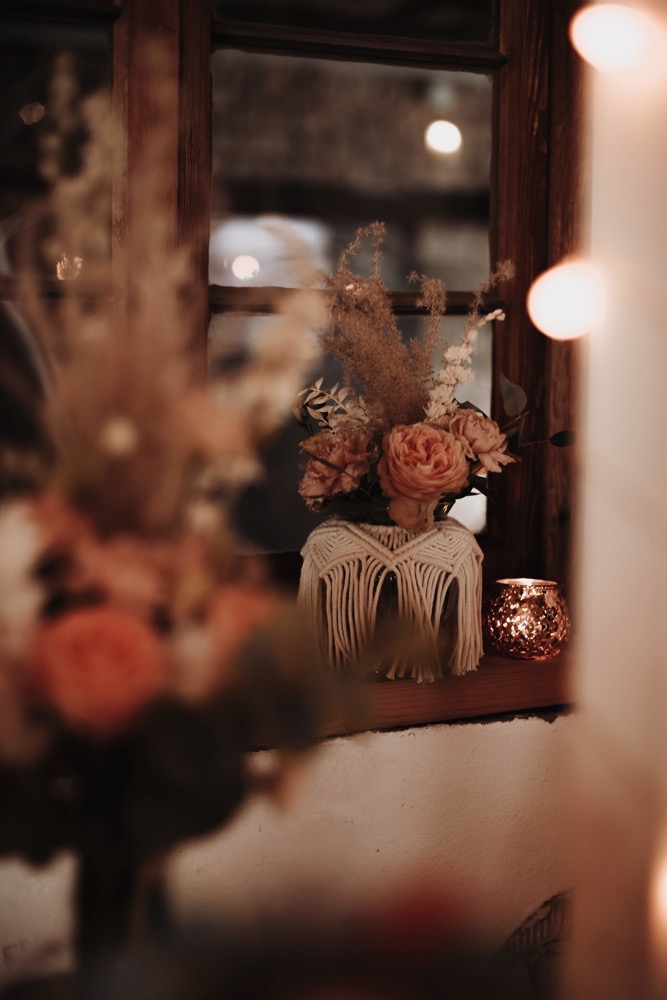 Eine Scheunenhochzeit zum Wohlfühlen mit rustikalem Vintage-Boho Flair in zarten Rosatönen