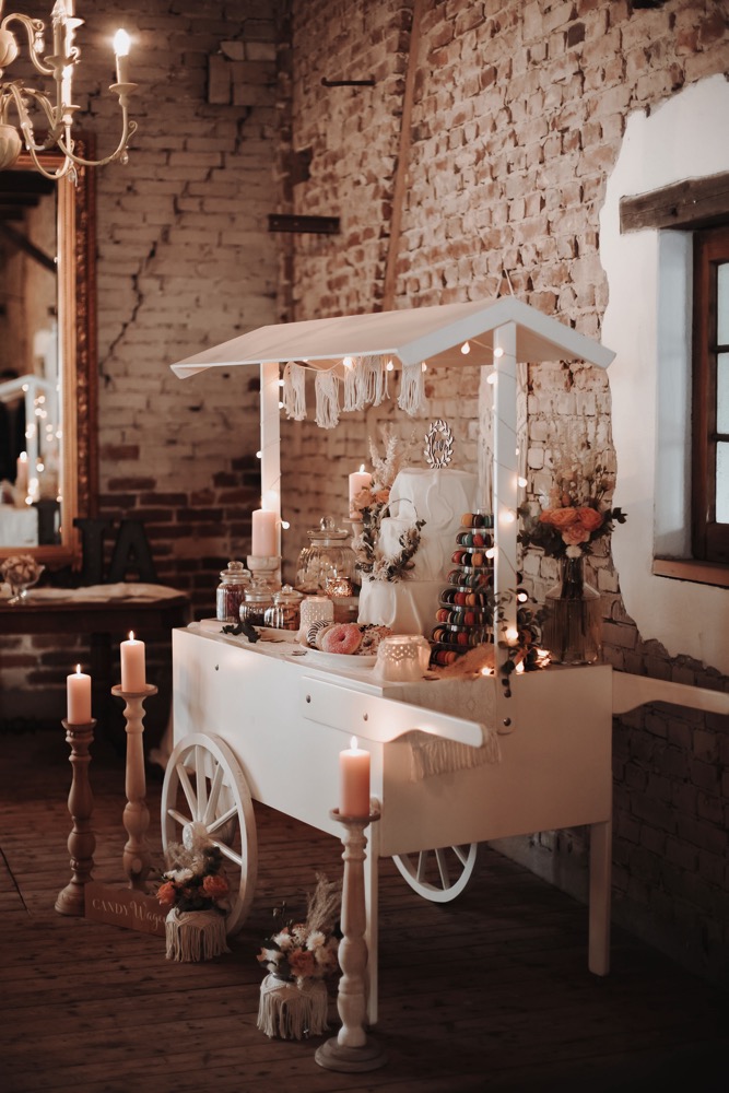 Eine Scheunenhochzeit zum Wohlfühlen mit rustikalem Vintage-Boho Flair in zarten Rosatönen