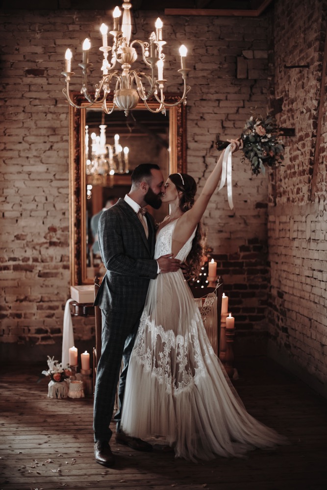 Eine Scheunenhochzeit zum Wohlfühlen mit rustikalem Vintage-Boho Flair in zarten Rosatönen