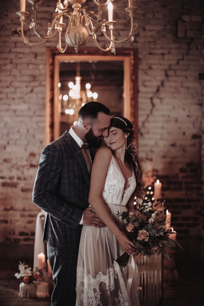 Eine Scheunenhochzeit zum Wohlfühlen mit rustikalem Vintage-Boho Flair in zarten Rosatönen