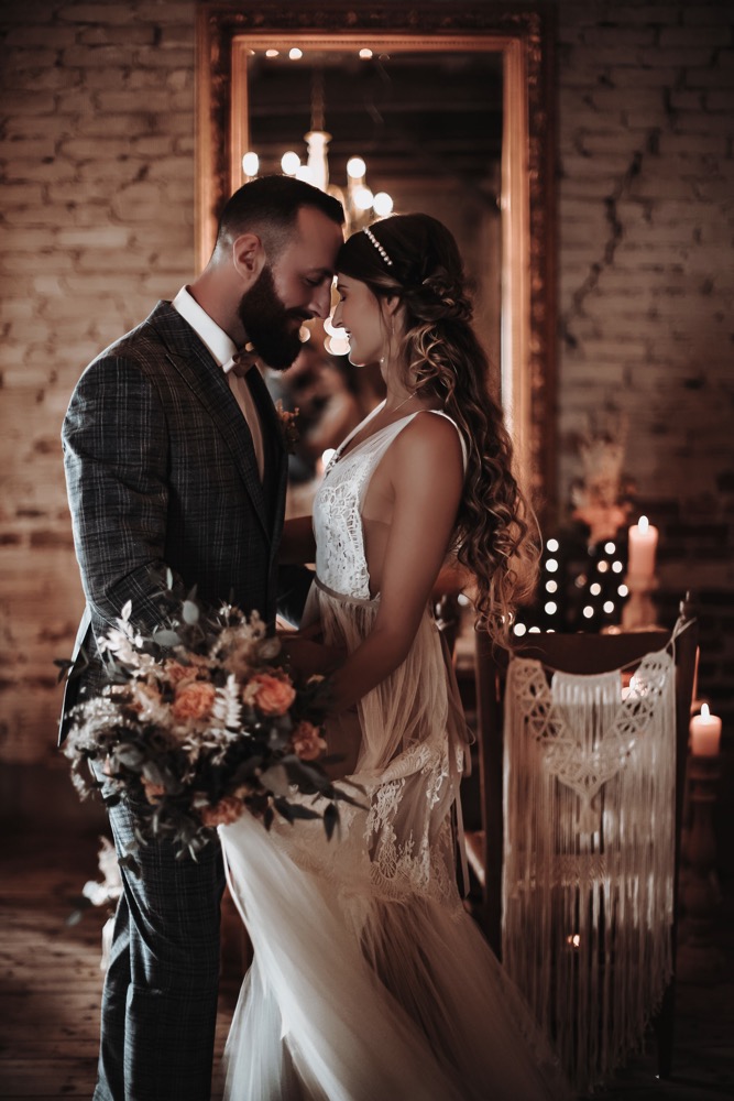 Eine Scheunenhochzeit zum Wohlfühlen mit rustikalem Vintage-Boho Flair in zarten Rosatönen