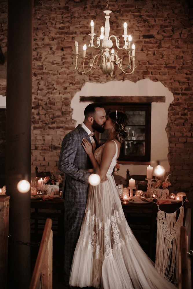 Eine Scheunenhochzeit zum Wohlfühlen mit rustikalem Vintage-Boho Flair in zarten Rosatönen