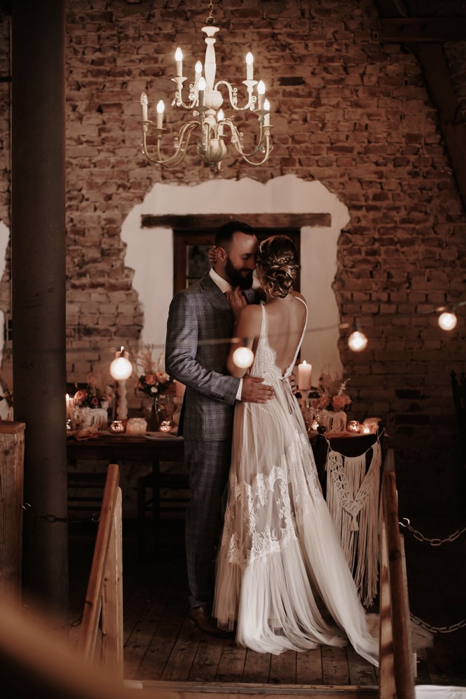 Eine Scheunenhochzeit zum Wohlfühlen mit rustikalem Vintage-Boho Flair in zarten Rosatönen