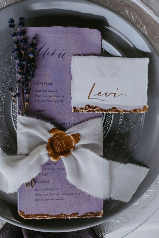 Hochzeit feiern in schönstem Lila dank der Pantone Farbe 2022 - Very Peri Hochzeitseinladung, Kartenshop