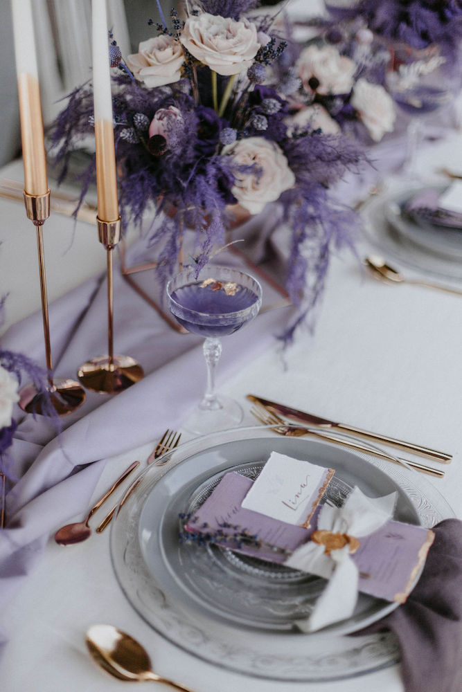 Hochzeit feiern in schönstem Lila dank der Pantone Farbe 2022 - Very Peri