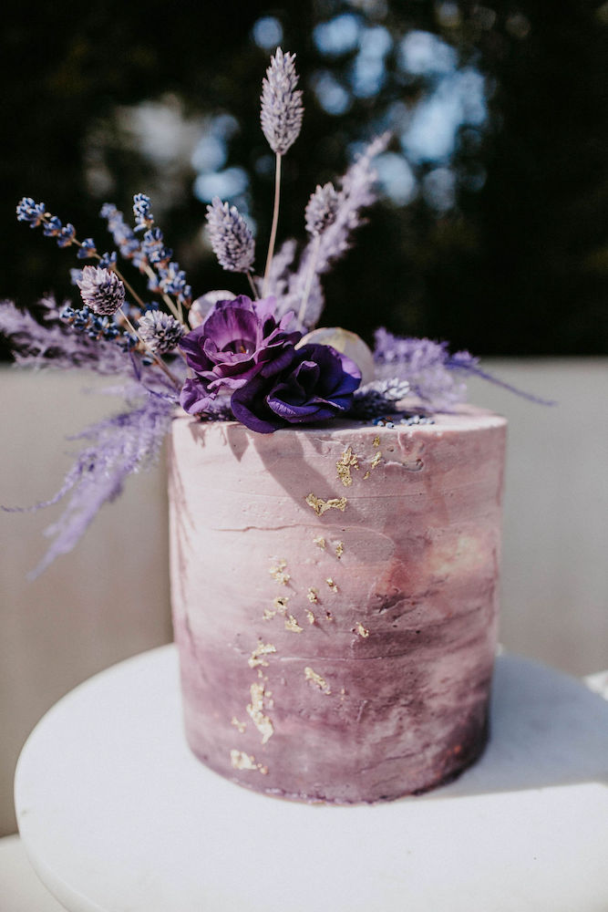 Hochzeit feiern in schönstem Lila dank der Pantone Farbe 2022 - Very Peri Cake Topper Torte, Lila Hochzeitstorten Deko